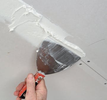 Gipsskivor tak: Pressa fast rikligt med spackelmassa i skarvarna Gipsskivor tak: Pressa fast rikligt med spackelmassa i skarvarna